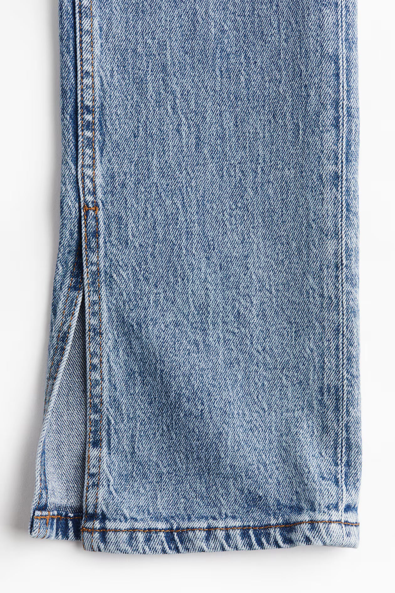 š Mid-Blue Split-Hem Fit Jeans ā Trendy, Sleek & Timeless