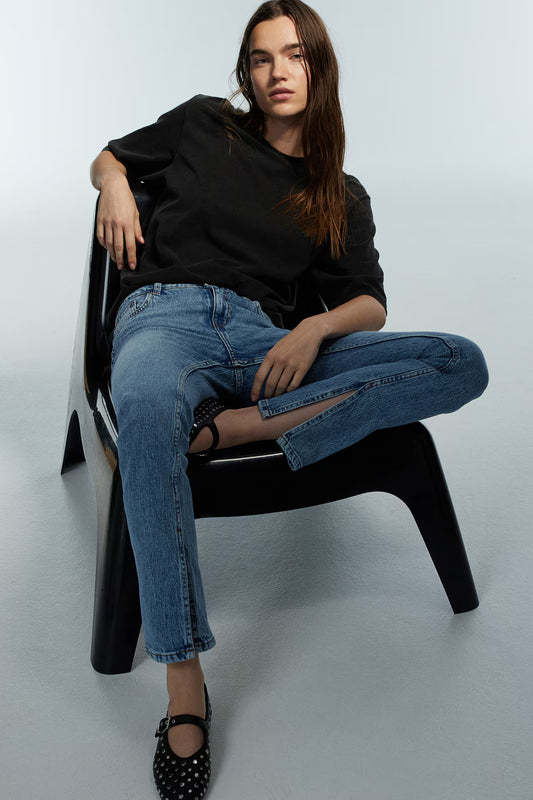 💙 Mid-Blue Split-Hem Fit Jeans – Trendy, Sleek & Timeless