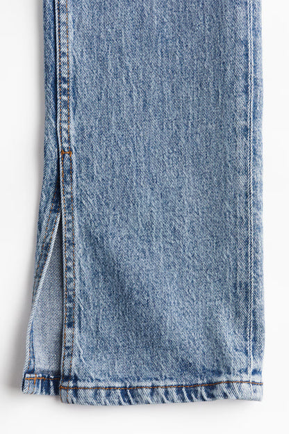 💙 Mid-Blue Split-Hem Fit Jeans – Trendy, Sleek & Timeless