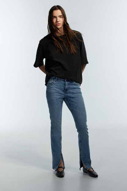 💙 Mid-Blue Split-Hem Fit Jeans – Trendy, Sleek & Timeless