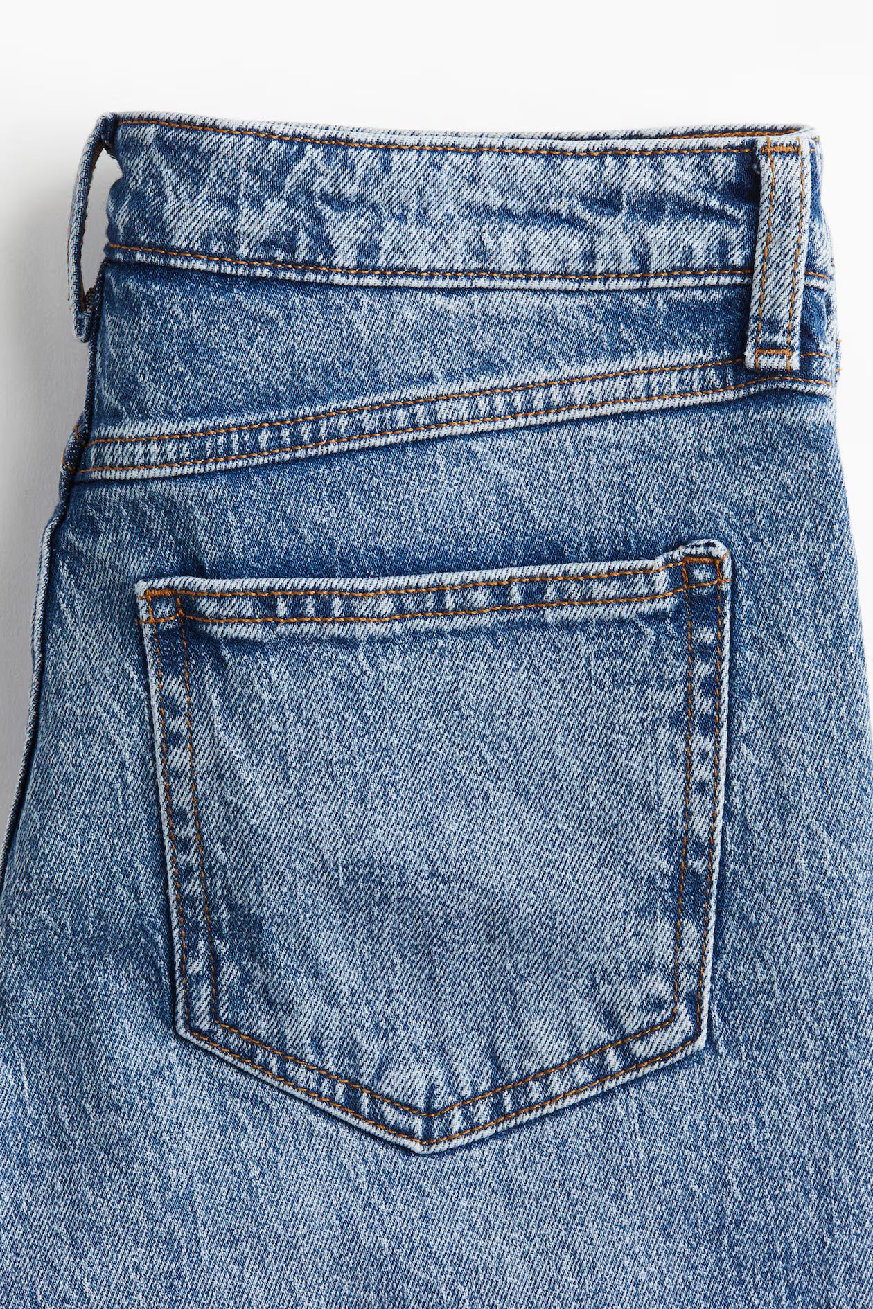 💙 Mid-Blue Split-Hem Fit Jeans – Trendy, Sleek & Timeless