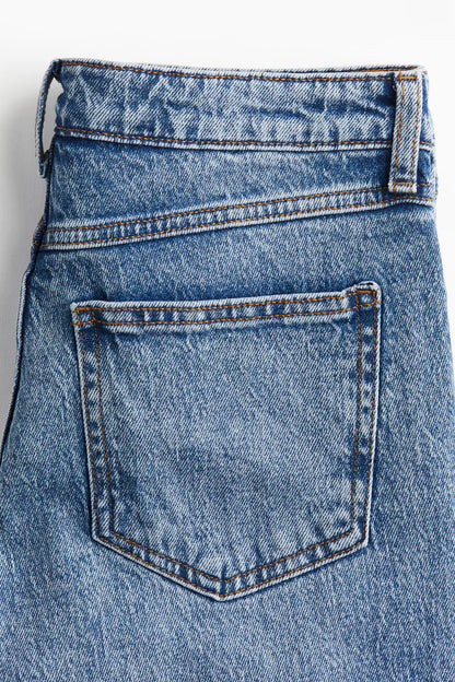 💙 Mid-Blue Split-Hem Fit Jeans – Trendy, Sleek & Timeless