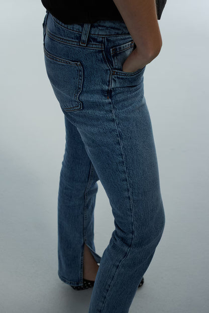💙 Mid-Blue Split-Hem Fit Jeans – Trendy, Sleek & Timeless